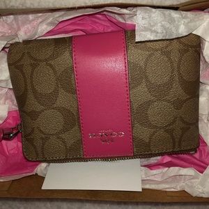 coach clutch wristlet